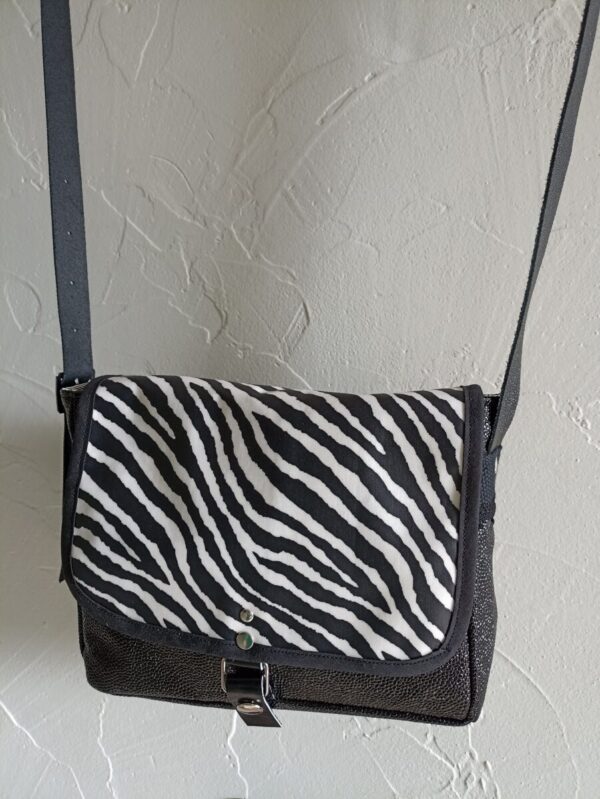 Sac bandoulière Petit Sullivan en simili cuir noir et coton enduit zébre – Image 2