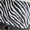 Sac bandoulière Petit Sullivan en simili cuir noir et coton enduit zébre – Image 3