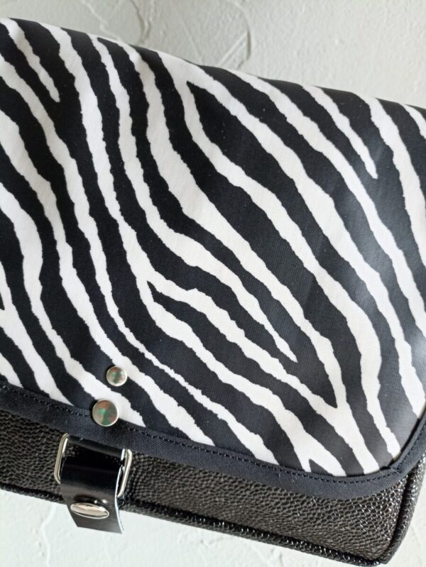 Sac bandoulière Petit Sullivan en simili cuir noir et coton enduit zébre – Image 3
