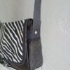 Sac bandoulière Petit Sullivan en simili cuir noir et coton enduit zébre – Image 4