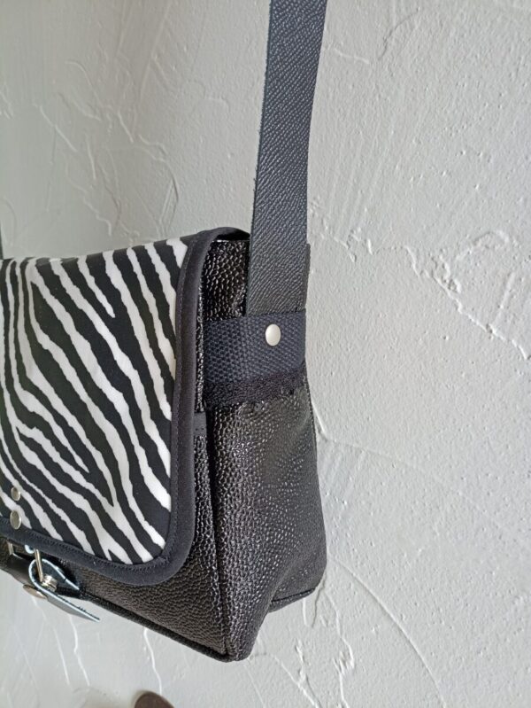Sac bandoulière Petit Sullivan en simili cuir noir et coton enduit zébre – Image 4