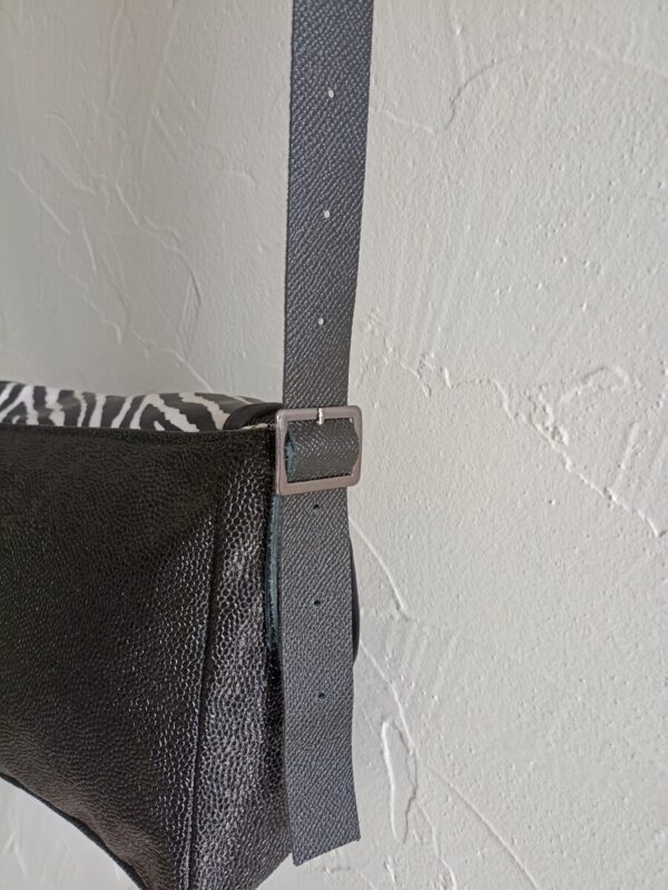 Sac bandoulière Petit Sullivan en simili cuir noir et coton enduit zébre – Image 5