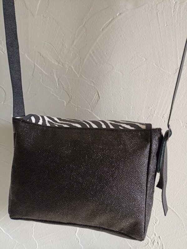 Sac bandoulière Petit Sullivan en simili cuir noir et coton enduit zébre – Image 6