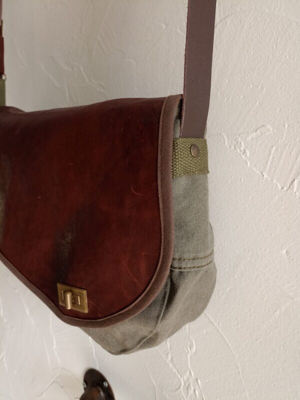 Sac bandoulière Mondiboy en toile militaire et cuir marron – Image 3