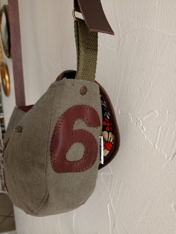 Sac bandoulière Mondiboy en toile militaire et cuir marron – Image 4