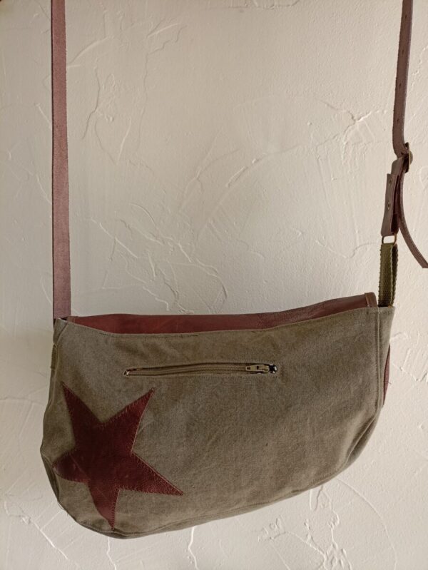 Sac bandoulière Mondiboy en toile militaire et cuir marron – Image 6
