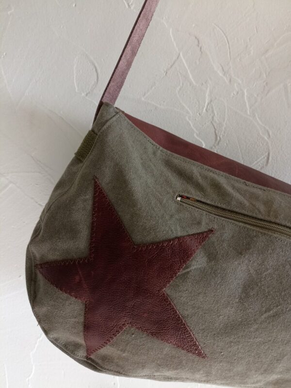 Sac bandoulière Mondiboy en toile militaire et cuir marron – Image 7