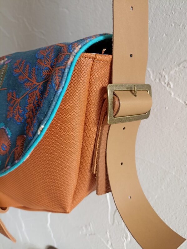 Sac bandoulière Mondiboy en simili cuir camel et velours fantaisie – Image 3