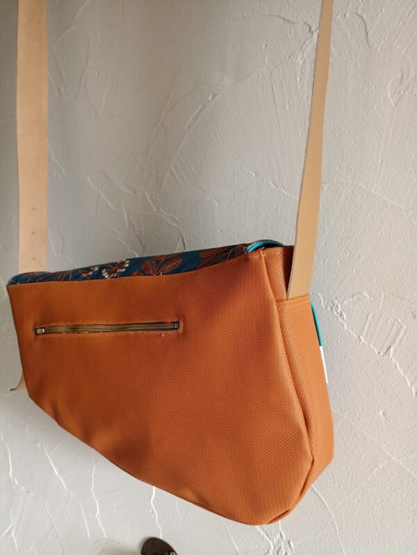 Sac bandoulière Mondiboy en simili cuir camel et velours fantaisie – Image 4