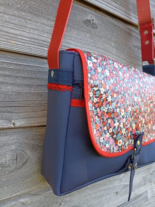 Sac Verne en simili cuir marine et fleurs rouges – Image 2