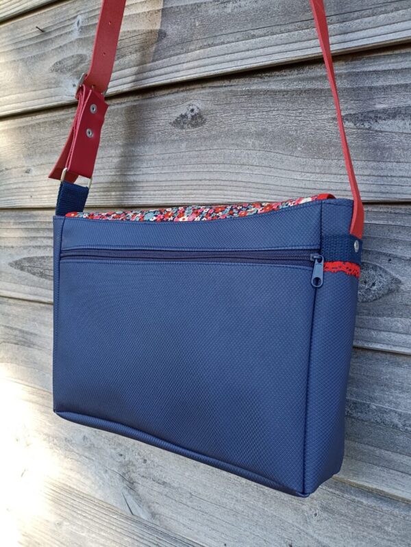 Sac Verne en simili cuir marine et fleurs rouges – Image 4