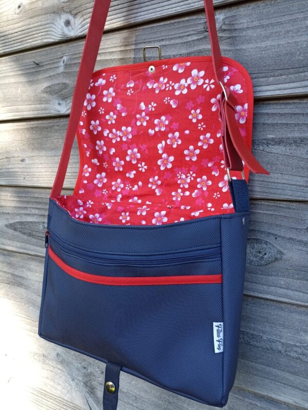 Sac Verne en simili cuir marine et fleurs rouges – Image 5