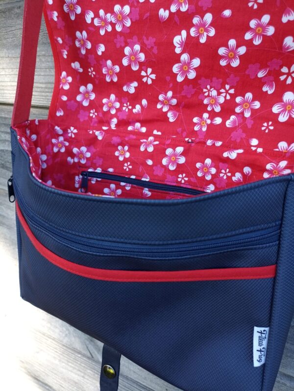 Sac Verne en simili cuir marine et fleurs rouges – Image 6
