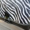 Sac Verne en simili cuir noir et coton enduit zébre – Image 2