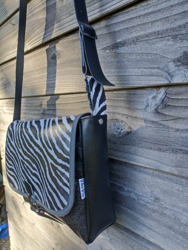 Sac Verne en simili cuir noir et coton enduit zébre – Image 3