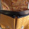 Sac bandoulière Fallentin en simili cuir noir et coton enduit moutarde – Image 5