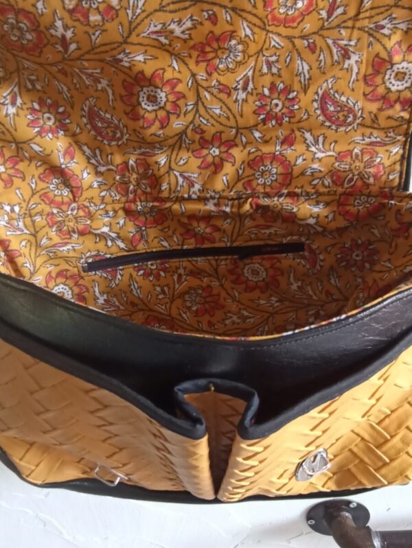Sac bandoulière Fallentin en simili cuir noir et coton enduit moutarde – Image 6