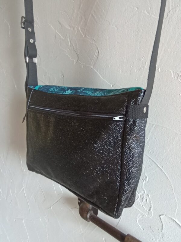 Sac Verne en simili cuir noir et en velours bleu – Image 5