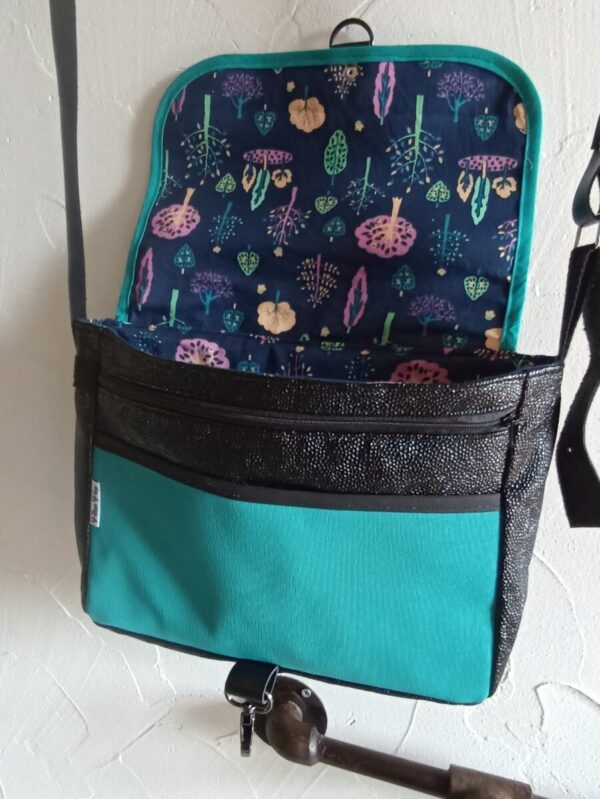 Sac Verne en simili cuir noir et en velours bleu – Image 6