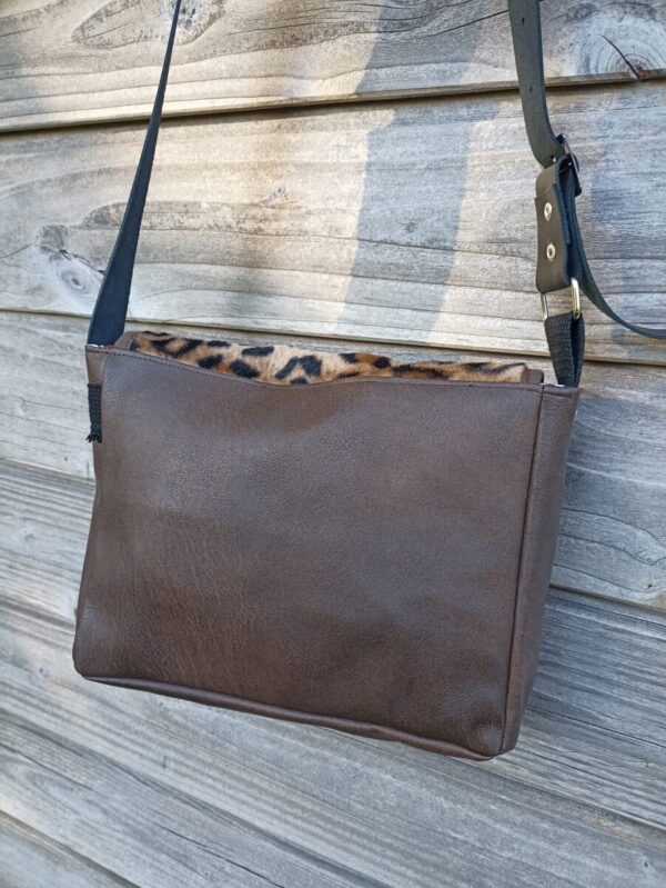 Sac Petit Sullivan en simili cuir marron et velours léopard – Image 5