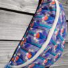 Banane matelassé fleurs style vintage bleu, violet – Image 3
