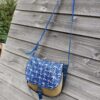 Sac fix en simili cuir marine et coton enduit fleurs bleues – Image 2
