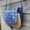 Sac fix en simili cuir marine et coton enduit fleurs bleues – Image 3