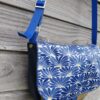 Sac fix en simili cuir marine et coton enduit fleurs bleues – Image 5