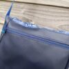 Sac fix en simili cuir marine et coton enduit fleurs bleues – Image 6