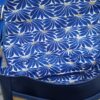 Sac fix en simili cuir marine et coton enduit fleurs bleues – Image 8