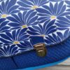 Sac bandoulière Fallentin en simili cuir et coton enduit fleurs bleues – Image 2
