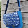 Sac bandoulière Fallentin en simili cuir et coton enduit fleurs bleues – Image 3