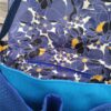 Sac bandoulière Fallentin en simili cuir et coton enduit fleurs bleues – Image 6