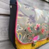 Sac bandoulière Fallentin en simili cuir noir et coton enduit floral kaki – Image 4