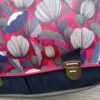Sac bandoulière Fallentin en simili cuir gris et coton enduit fleurs roses – Image 2