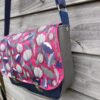 Sac bandoulière Fallentin en simili cuir gris et coton enduit fleurs roses – Image 4
