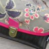 Kiouni sac en simili cuir noir et en coton enduit kaki floral – Image 3