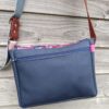 Sac Verne en simili cuir marine et coton enduit fushia – Image 5