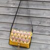 Sac Verne en simili cuir noir et coton enduit moutarde géométrique – Image 2
