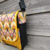 Sac Verne en simili cuir noir et coton enduit moutarde géométrique – Image 4