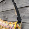 Sac Verne en simili cuir noir et coton enduit moutarde géométrique – Image 5