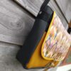 Sac Verne en simili cuir noir et coton enduit moutarde géométrique – Image 6