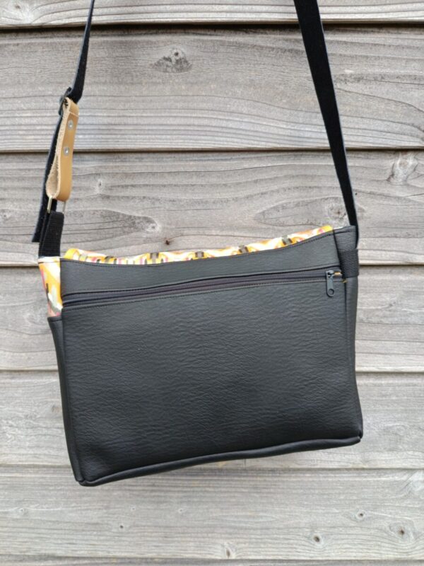 Sac Verne en simili cuir noir et coton enduit moutarde géométrique – Image 7