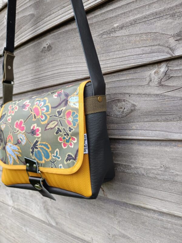 Sac bandoulière Petit Sullivan en simili cuir noir et coton enduit kaki floral – Image 3