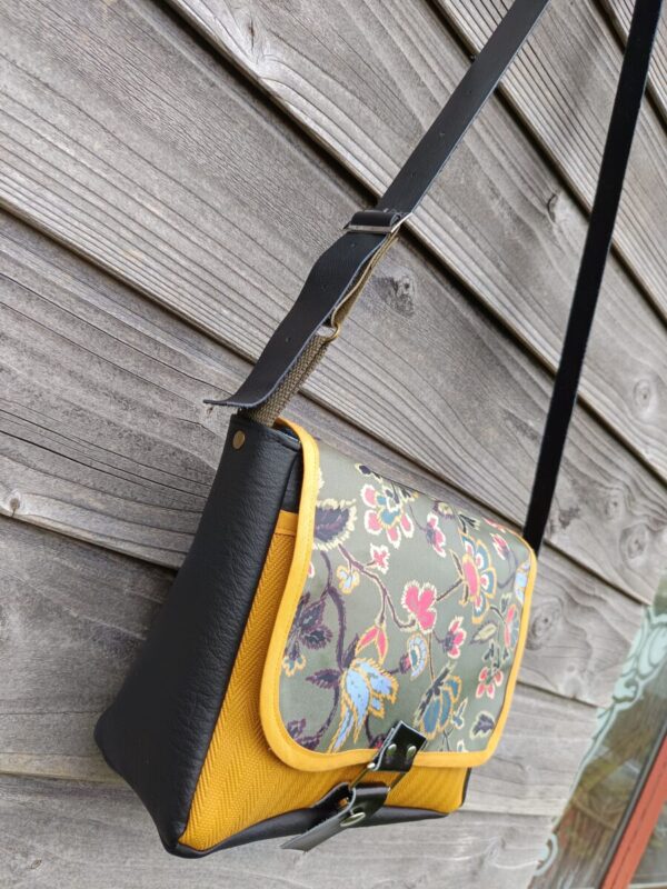 Sac bandoulière Petit Sullivan en simili cuir noir et coton enduit kaki floral – Image 4