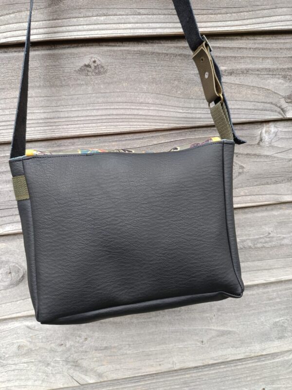 Sac bandoulière Petit Sullivan en simili cuir noir et coton enduit kaki floral – Image 5