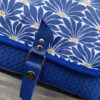 Sac bandoulière Petit Sullivan en simili cuir marine et coton enduit fleurs bleues – Image 2