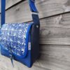 Sac bandoulière Petit Sullivan en simili cuir marine et coton enduit fleurs bleues – Image 3