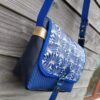 Sac bandoulière Petit Sullivan en simili cuir marine et coton enduit fleurs bleues – Image 4
