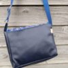 Sac bandoulière Petit Sullivan en simili cuir marine et coton enduit fleurs bleues – Image 5